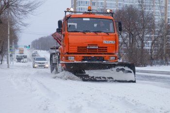 Благовещенск засыпает: как дорожные рабочие борются с гололедом и кто мешает им чистить снег