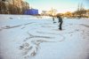 Дракон на льду: сотрудники ОКЦ нарисовали открытку в парке Дружбы