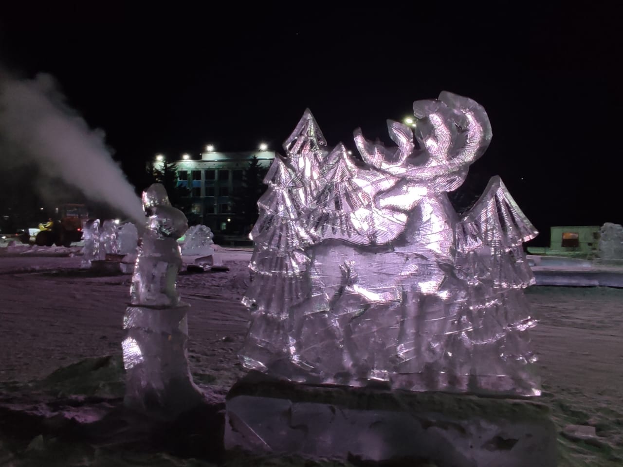 Хабаровские специалисты вырезали ледовые фигуры для городка Белогорска