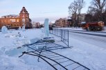 В Белогорске автомобиль врезался в ледовые фигуры снежного городка (видео)