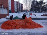 Трехметрового тигра сделали из снега жители тындинского поселка Дипкун