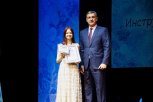 Стипендиями губернатора в сфере искусства наградили десять одаренных амурчан