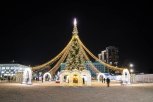 Благовещенск переоделся к Новому году: на главной площади поставили ретрогорки и новую елку (фото)