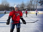 Юхта играет в хоккей: как спортивное село получило в подарок шикарную коробку