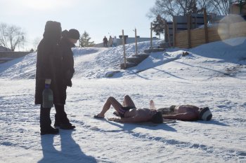 Благовещенцы в Крещение ныряли, набирали из иордани воду и загорали (фоторепортаж)