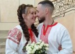 Жених и невеста из Благовещенска надели на свадьбу косоворотку и льняную рубаху в пол