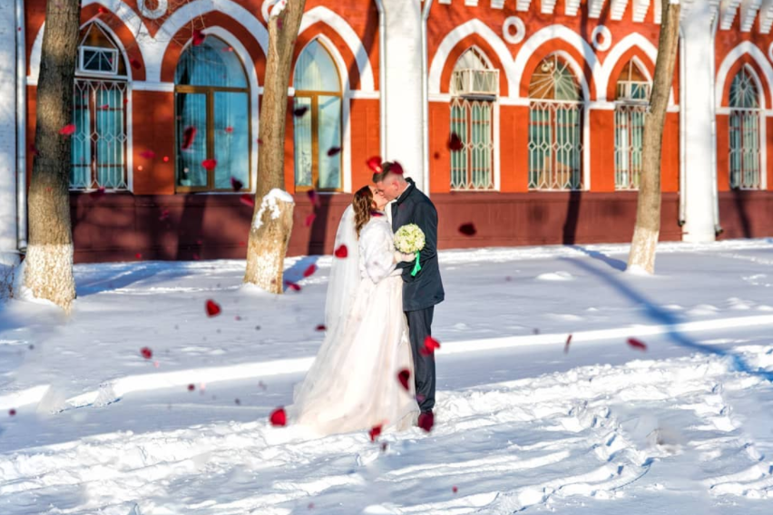 В амурском загсе назвали день с самым большим количеством свадеб / Больше всего свадеб в Приамурье сыграли 26 апреля 1980 и 27 апреля 85-го. А во вторник 22.02.2022 в области распишутся более 160 пар.