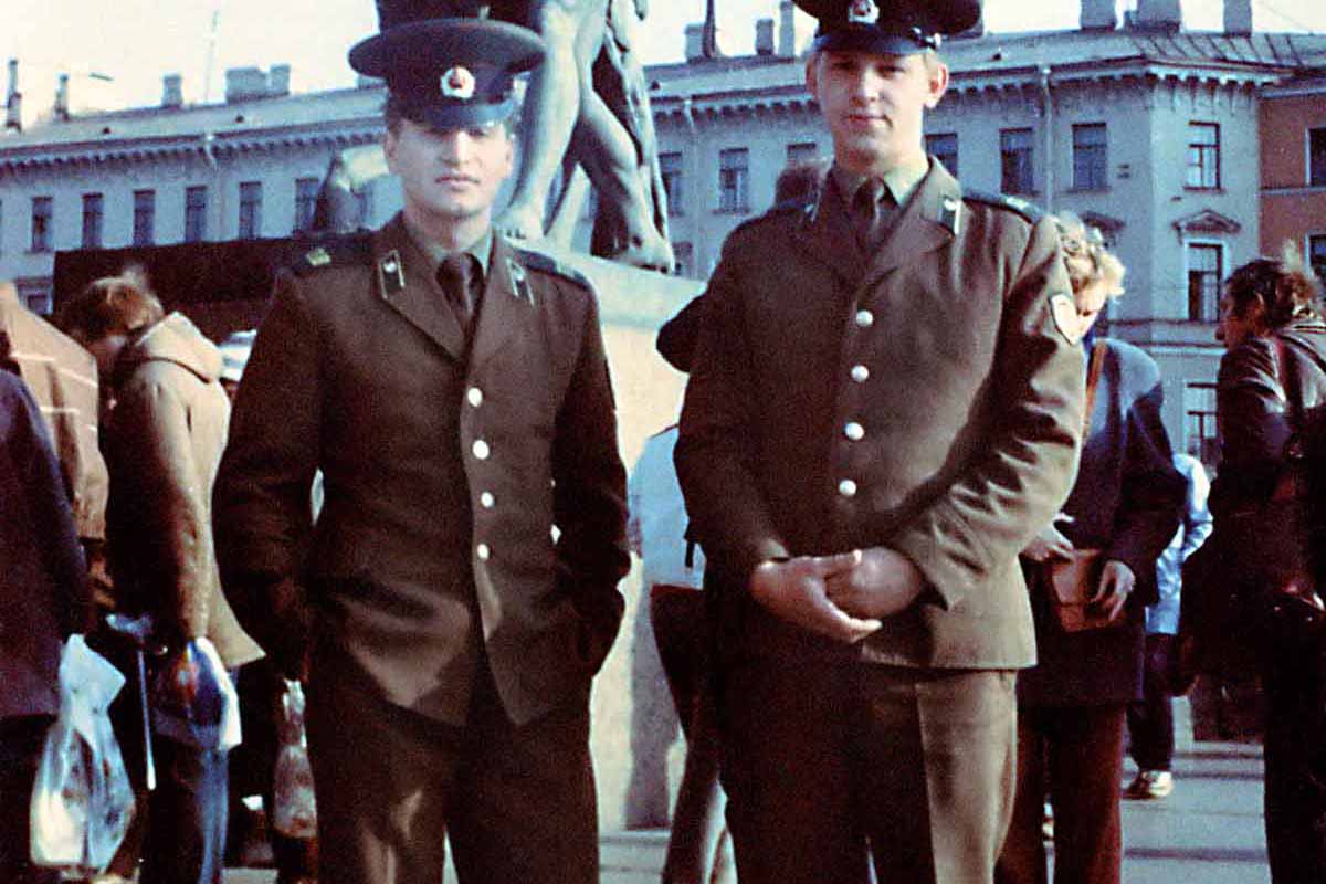 Пограничник Леонид Агутин с сослуживцем в увольнении в Ленинграде.