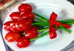 Салат из «тюльпанов», шашлык в банке и зефирный десерт: мужские рецепты для женского дня
