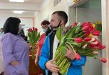 Тюльпаны для медика: в Благовещенске волонтеры поздравили с весной врачей и акушерок