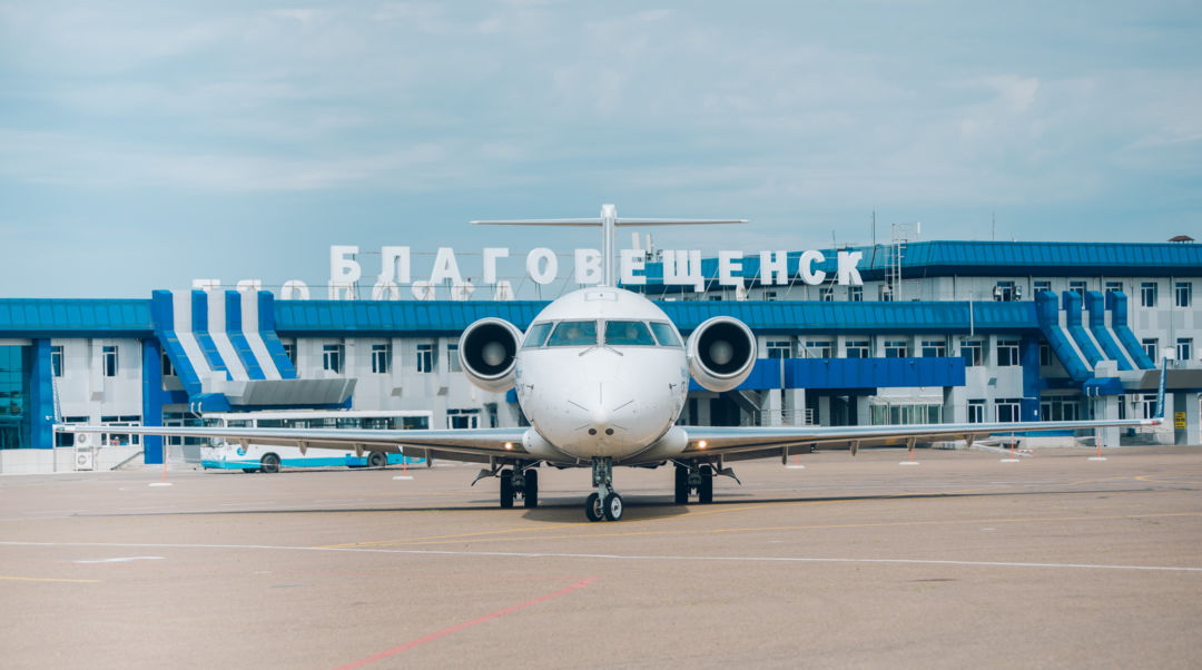 Летом из Благовещенска начнут летать самолеты в Якутск / Авиакомпания «Аврора» будет выполнять полеты по социально значимому маршруту Благовещенск – Якутск. Уже открыта продажа авиабилетов на летний сезон 2022 года.