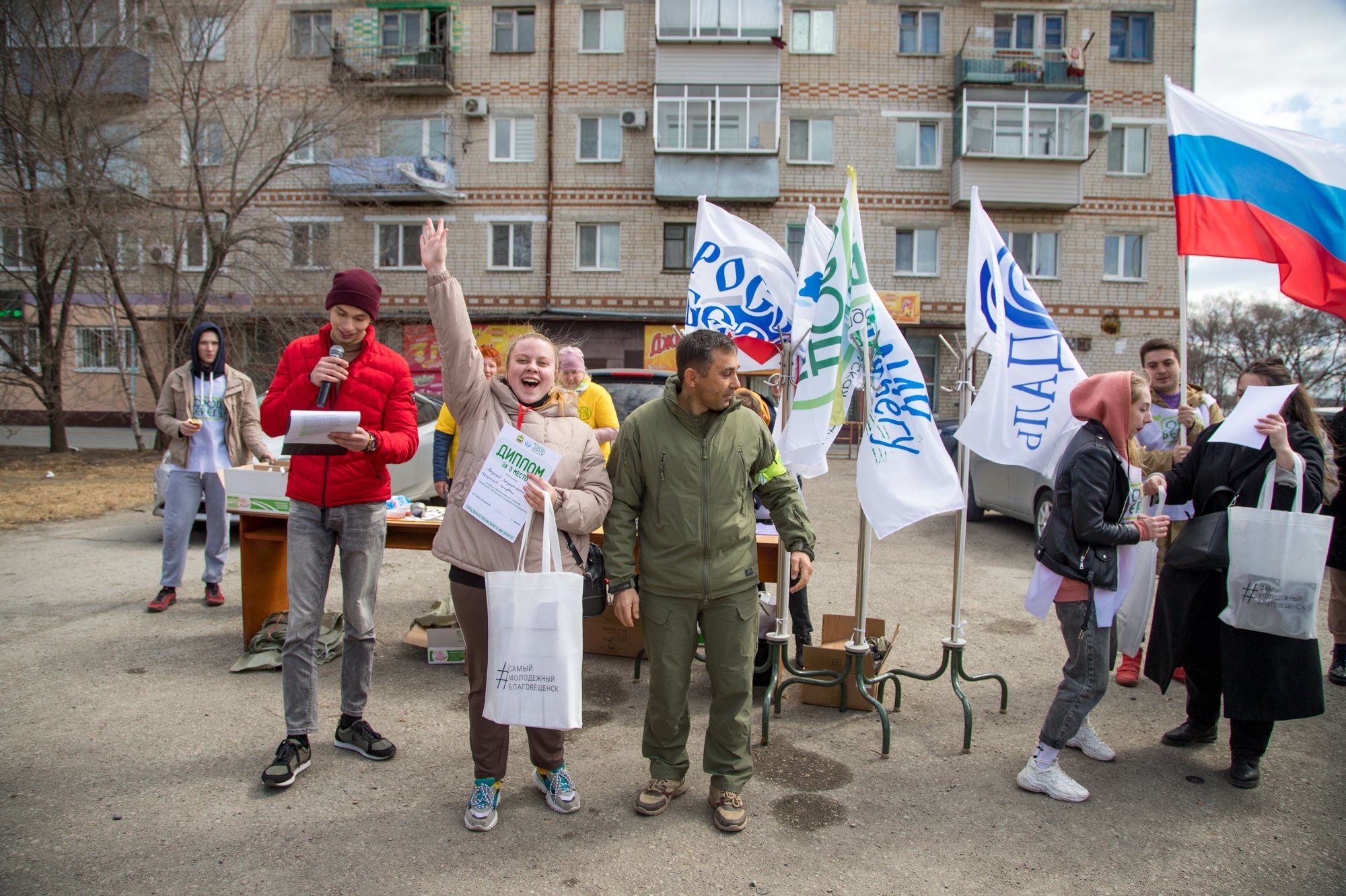 Активным участникам субботника в Благовещенске подарили фитнес-браслеты,  наушники и термокружки — Амурская правда, новости Благовещенска и Амурской  области