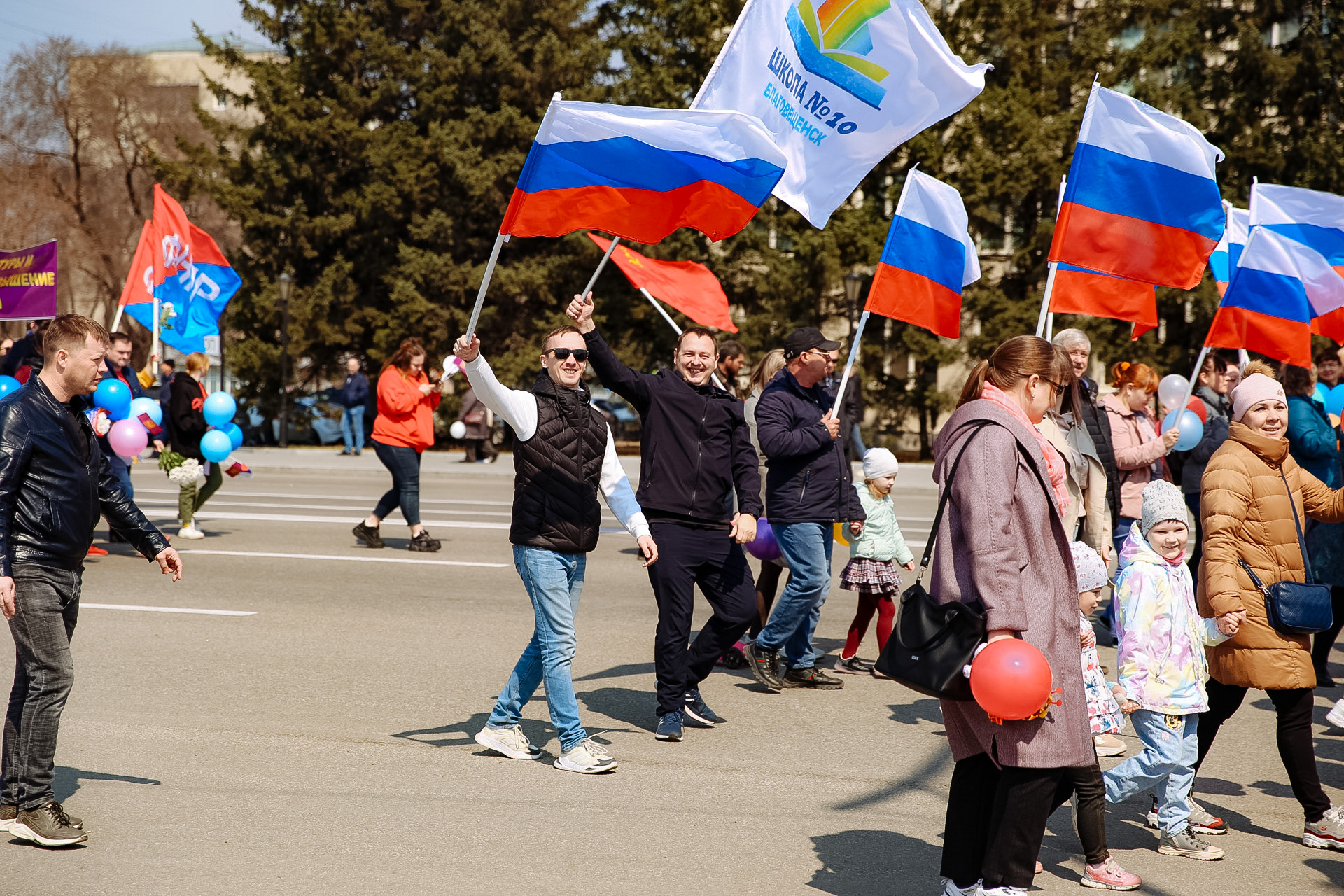 Организации в первомайском. Первомайские шествия 2024. Первомайское шествие. Первомайское шествие в Москве. Шествие людей.