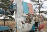 В Зее обновляют триколор на стеле на въезде в город