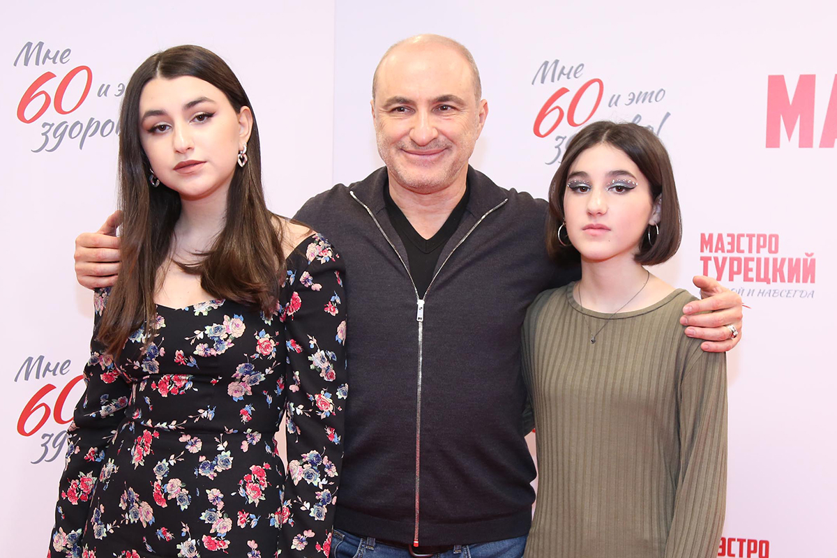 Михаил Турецкий в день юбилея с дочерьми Эммануэль и Беатой.