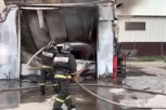 Благовещенские пожарные вынесли из горящего ангара три газовых баллона