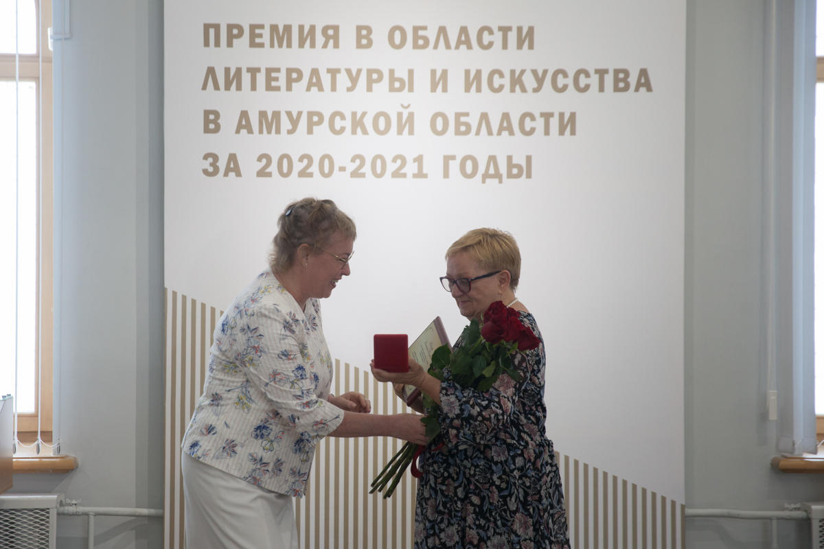 Валентина Кобзарь получила премию за книгу  «165 историй Благовещенска». Фото: Владимир Воропаев