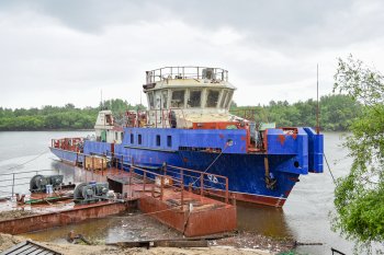 В Благовещенске спустили на воду новый теплоход: репортаж с места события 