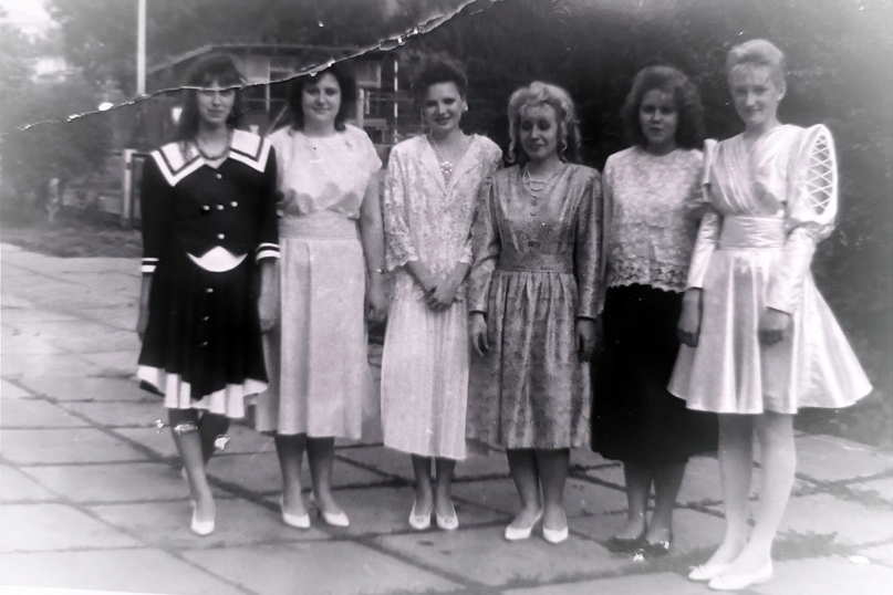 Из семейного архива Виктории Хопатько (третья слева). Школа № 1, г. Белогорск, 1993 г.