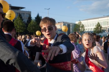 «Школа, прощай!»: в амурской столице прошли выпускные (фоторепортаж)