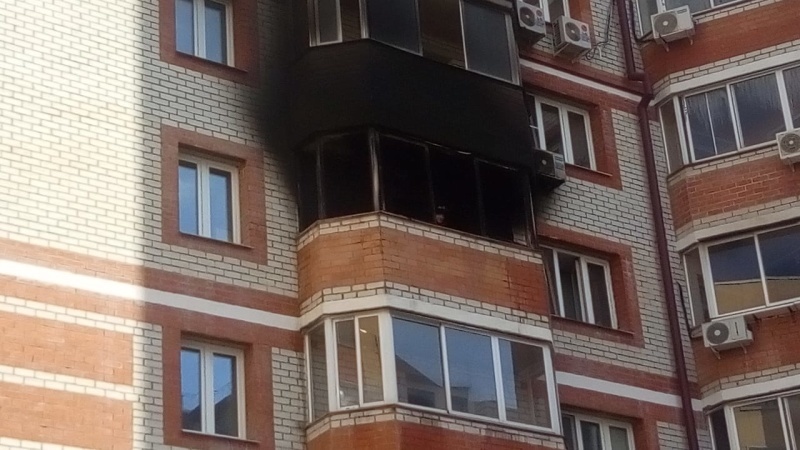 Пытавшийся потушить пожар житель Белогорска пострадал от огня / Сразу два пожара в многоквартирных домах Белогорска тушили огнеборцы в пятницу, 1 июля. Оба произошли вечером и на балконах. В одном из них пострадал мужчина.