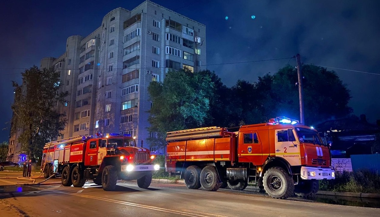 В Благовещенске ночью горел жилой дом, машина и надворная постройка —  Амурская правда, новости Благовещенска и Амурской области