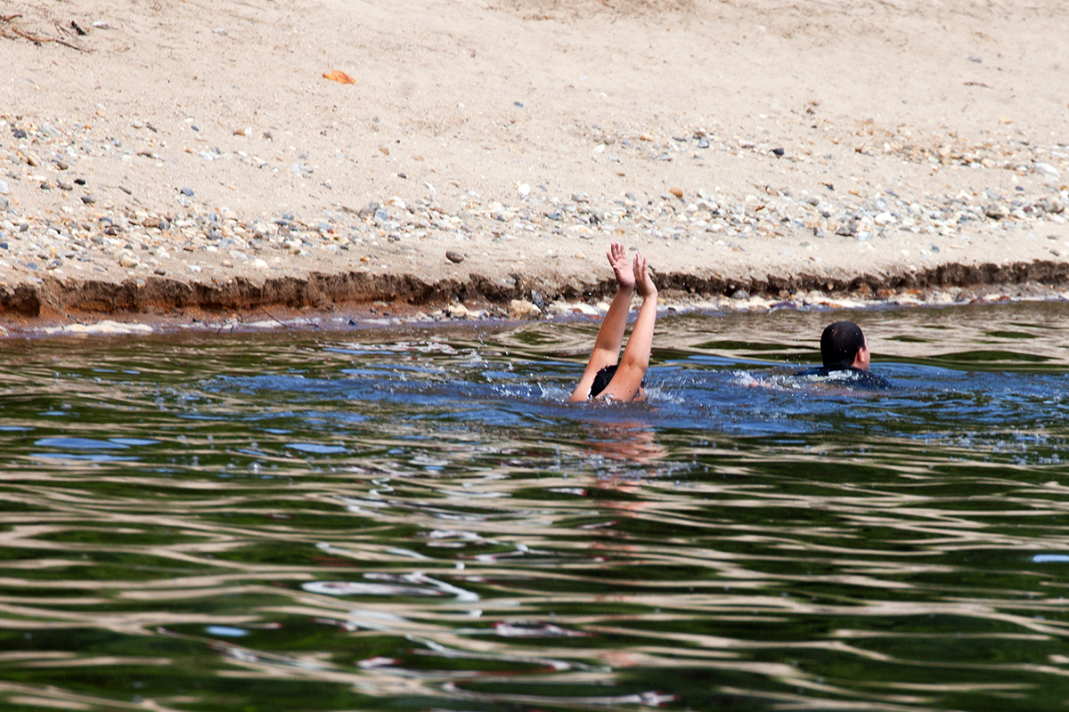На Владимирском озере утонул 43-летний мужчина / Еще двое амурчан утонули в этот купальный сезон. Трагедии случились в субботу, 30 июля в разных районах области. Водоемы унесли жизни двух мужчин, причем оба утонувших 1979 года рождения.  