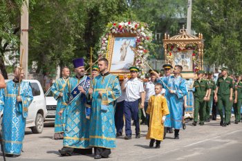 Внезапный ливень не помешал крестному ходу в Благовещенске (фоторепортаж)