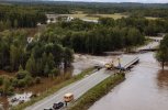Губернатор проверил работу воздушной переправы через размытую трассу в Зейском районе
