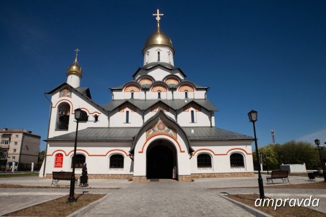 У старого барака на скамейке