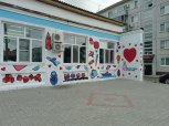 Детскую поликлинику в Благовещенске украсили рисунками волонтеров культуры