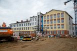 В новой школе в микрорайоне Благовещенска утепляют фасад