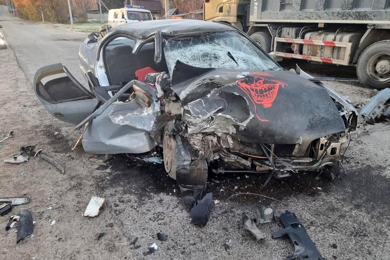 Пассажир легковушки погиб в Свободном при столкновении с грузовиком / В Свободном 1 октября столкнулись автомобиль Toyota Camry и грузовик Shacman. В результате аварии 39-летний пассажир легковушки погиб.