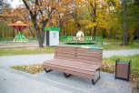 В Первомайском парке Благовещенска появились скамейки и урны из переработанного пластика