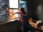 Волонтёры выдают еду и воду ожидающим парома в Керчи