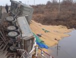 Грузовик с соей рухнул вместе с мостом в Архаринском районе