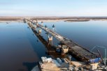 На новом мосту через Зею в Благовещенске укладывают плиту проезжей части