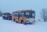Амурские пожарные спасли из снежного плена легковой автомобиль и рейсовый автобус