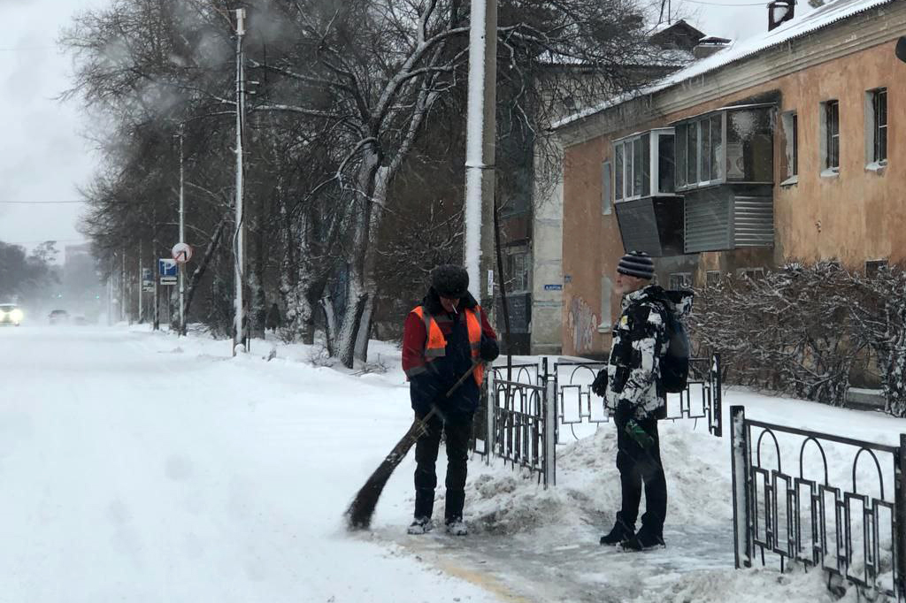 За выходные в Белогорске выпало 60 процентов месячной нормы снега / В Белогорске муниципальные службы с вечера субботы, 19 ноября, расчищают дороги и дворы, убирая выпавший снег. Циклон, который пришел в Амурскую область в эти выходные, 19 и 20 ноября, подарил городу  около 60 % от месячной нормы осадков. При допустимом показателе в 16 мм здесь выпало около 10 мм снега.