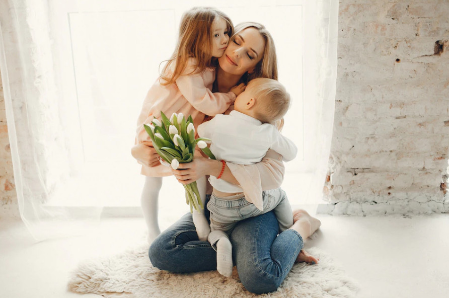 Средний возраст матери в Приамурье – чуть больше 28 лет / Последнее воскресенье ноября в России отмечается День матери. По данным Амурстата, средний возраст матерей 28,3 года. В целом в 2021 году мамами стали 7,3 тысячи женщин.