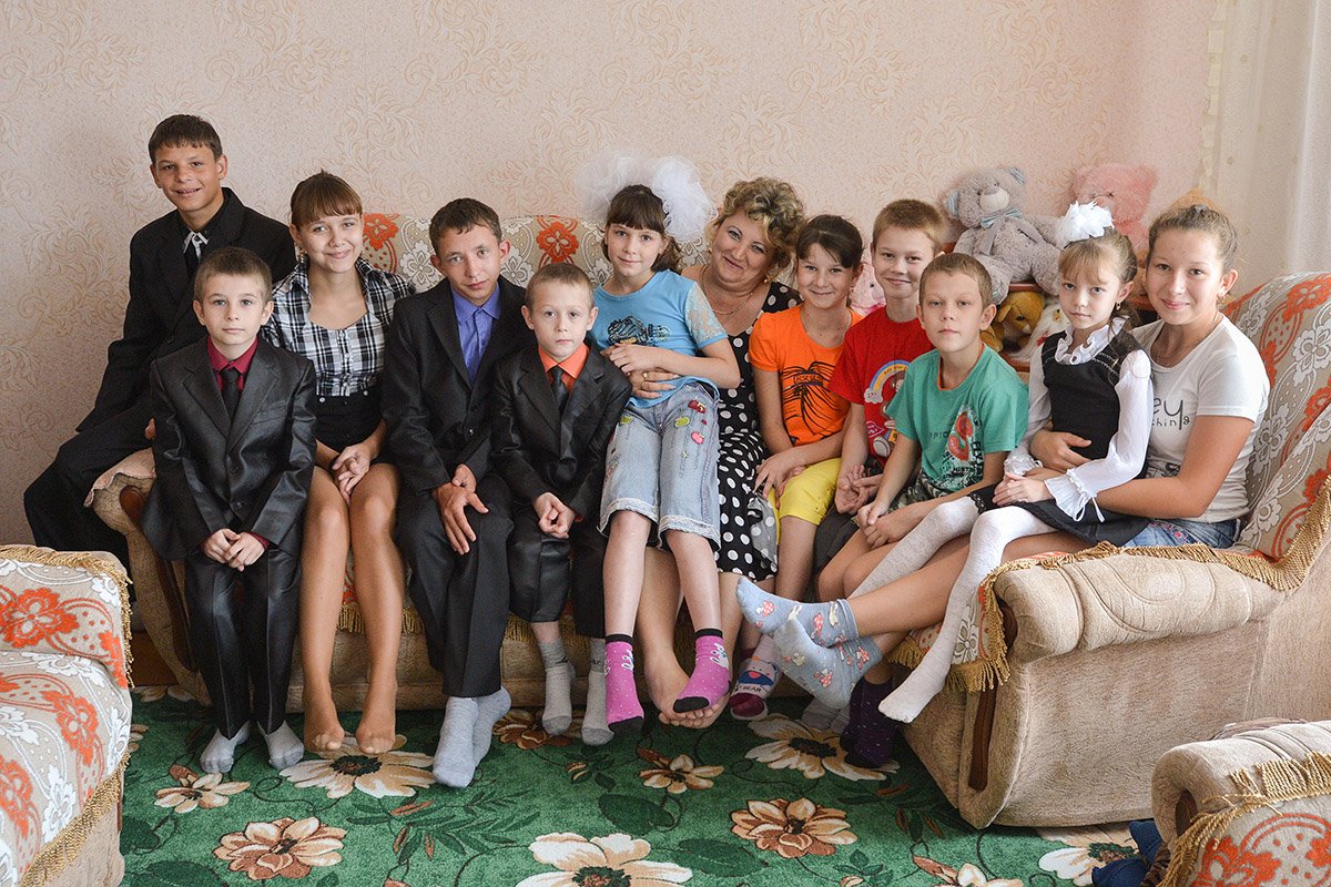 Семья Плетухиных из Райчихинска и их 11 приемных детей. Фото: Архив АП