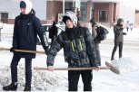 Предприниматели подарили сто лопат для уборки снега в Благовещенске