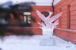 Ледовые фигуры пеликана и аиста создают возле БГПУ в Благовещенске