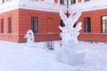 Ледовые фигуры пеликана и аиста создают возле БГПУ в Благовещенске