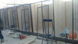 Теплые вольеры для собак строят в благовещенском приюте для животных