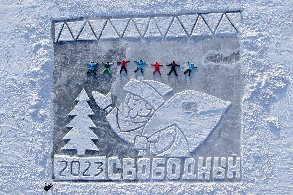 Большой Дед Мороз появился на озере Большанка. Фото: Амурский ГХК