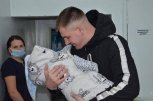 Семью первого новорожденного в 2023 году поздравили в Белогорске