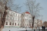 Памятники и деревья на территории Алексеевской гимназии сохранят во время капремонта стадиона