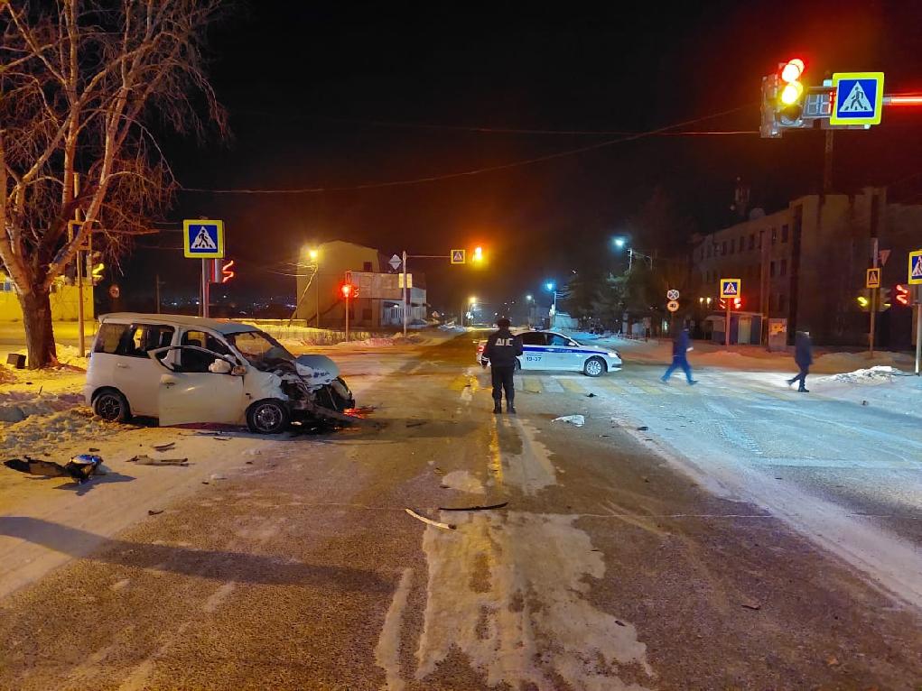 После ДТП с семью пострадавшими в Шимановске возбудили уголовное дело / Уголовное дело о нарушении правил дорожного движения возбудили после автомобильной аварии в Шимановске. В понедельник, 23 января, в ДТП пострадали семь человек. Трое из них по-прежнему находятся в больнице в тяжелом состоянии.