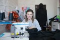 С  декабря Юлия Лобанова отложила все заказы и принялась шить толстовки и трико. Фото: В. Воропаев
